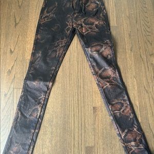 Snaked skinned stretchy pants